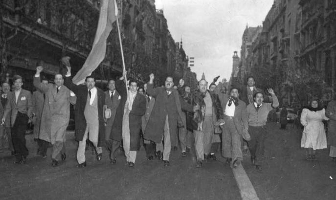 Movilización hacia Plaza de Mayo, luego del bombardeo, en defensa del gobierno constitucional, Archivo General de la Nación