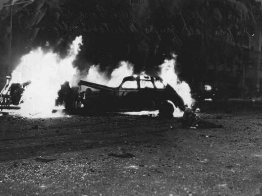 Auto incendiado en la esquina de Paseo Colón y Alsina, Archivo General de la Nación
