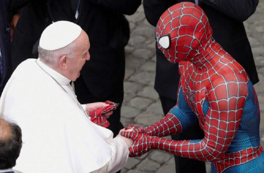 El papa Francisco recibió la visita inesperada de Spiderman