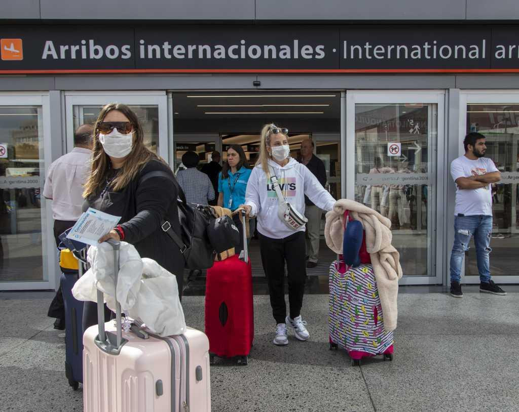 Turistas en el Aeropuerto de Ezeiza, NA