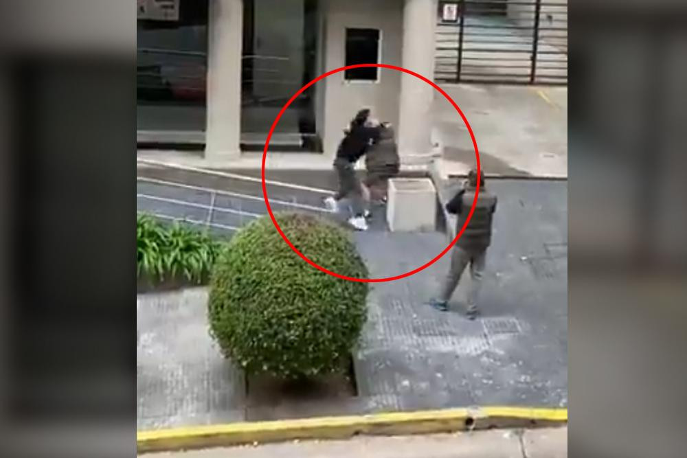 Brutal pelea entre vecinos de Olivos, a las trompadas por una multa, Foto Twitter
