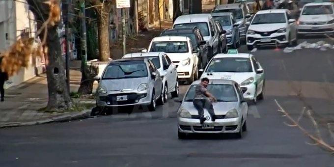 Hombre se tiró arriba del capot de un auto en La Plata, Foto: El diario de La Plata