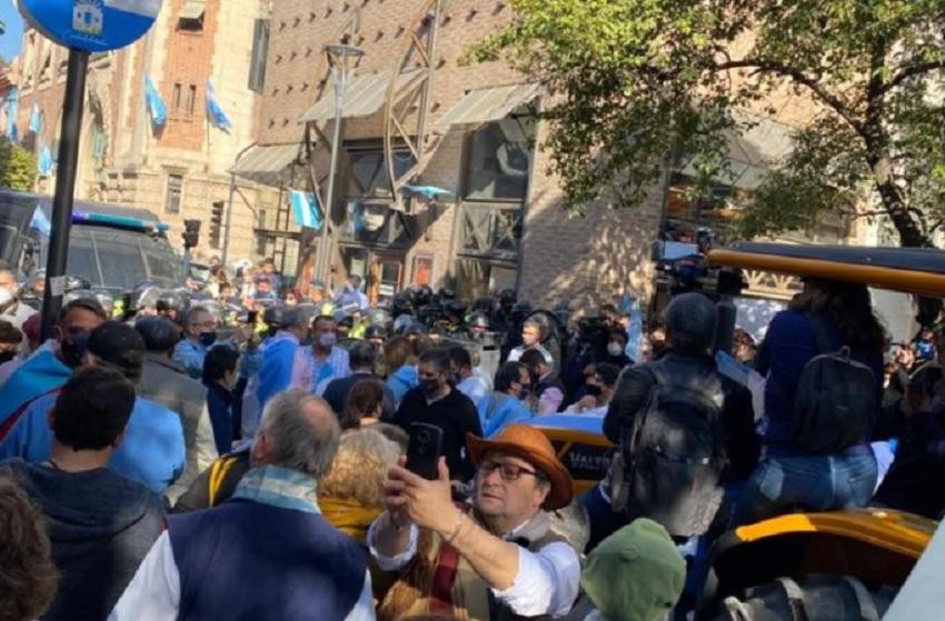 Protestas contra Alberto Fernández en Tucumán: incidentes entre manifestantes y la policía, NA