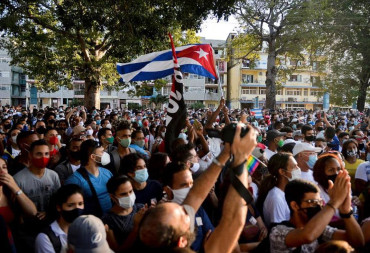 Multitudinarias manifestaciones callejeras en Cuba, al grito de 
