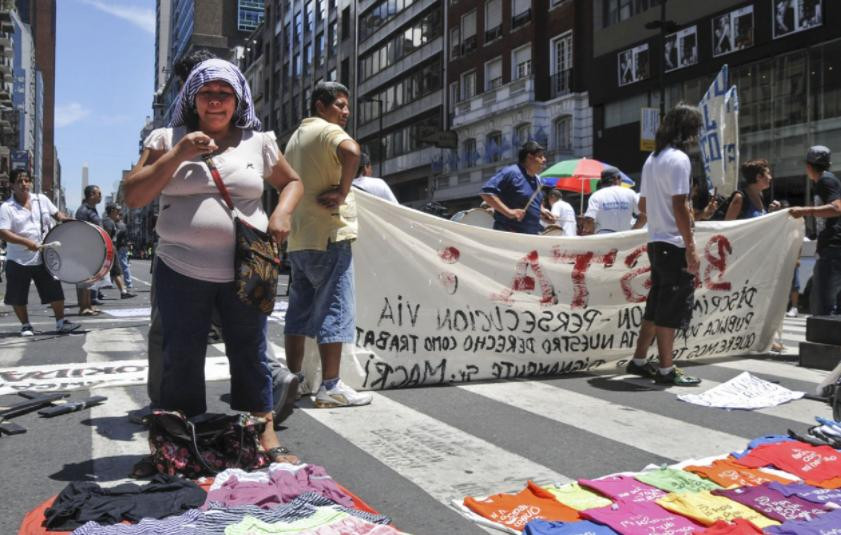 Venta ilegal callejera, economía argentina, NA