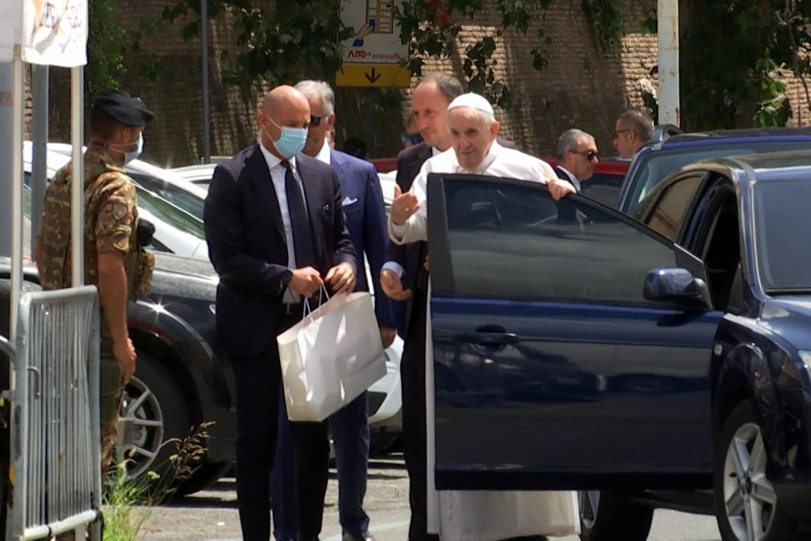 Papa Francisco saliendo del hospital, Italia, REUTERS
