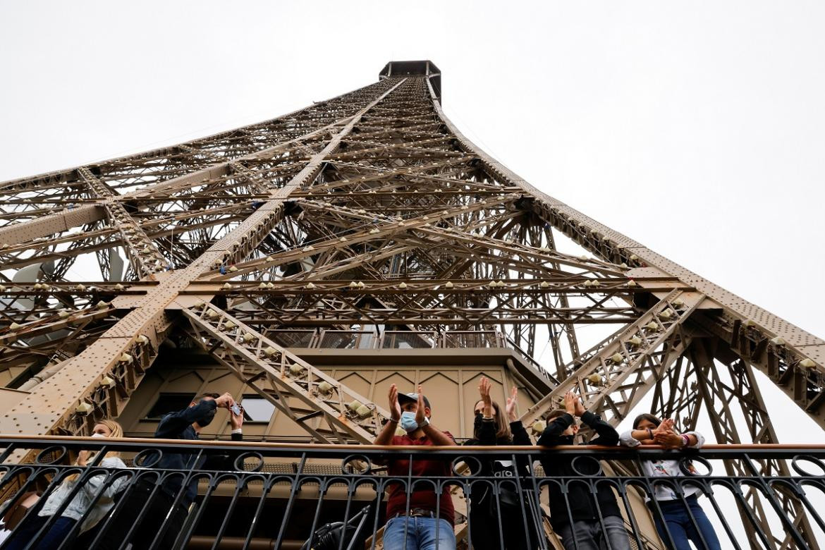 La Torre Eiffel reabrió al público tras ocho meses de cierre por la pandemia, Reuters.