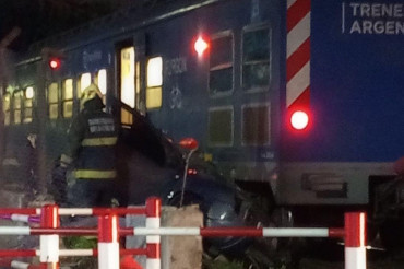 Un auto fue embestido violentamente por una formación de tren en Villa del Parque