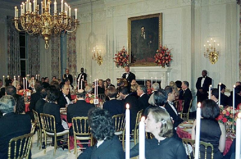 El Presidente Clinton en uso de la palabra dando la bienvenida al Presidente Menem