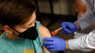 El Reino Unido aprueba el uso de la vacuna de Moderna entre los adolescentes de entre 12 y 17 años