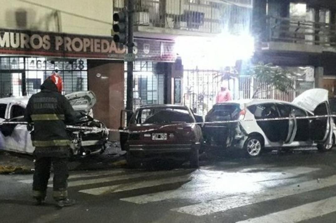 Impresionante choque múltiple en Flores, se prendió fuego un auto y murió una mujer	