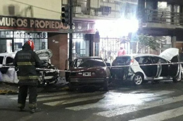 VIDEO de impresionante choque múltiple en barrio de Flores: se prendió fuego un auto y murió una mujer