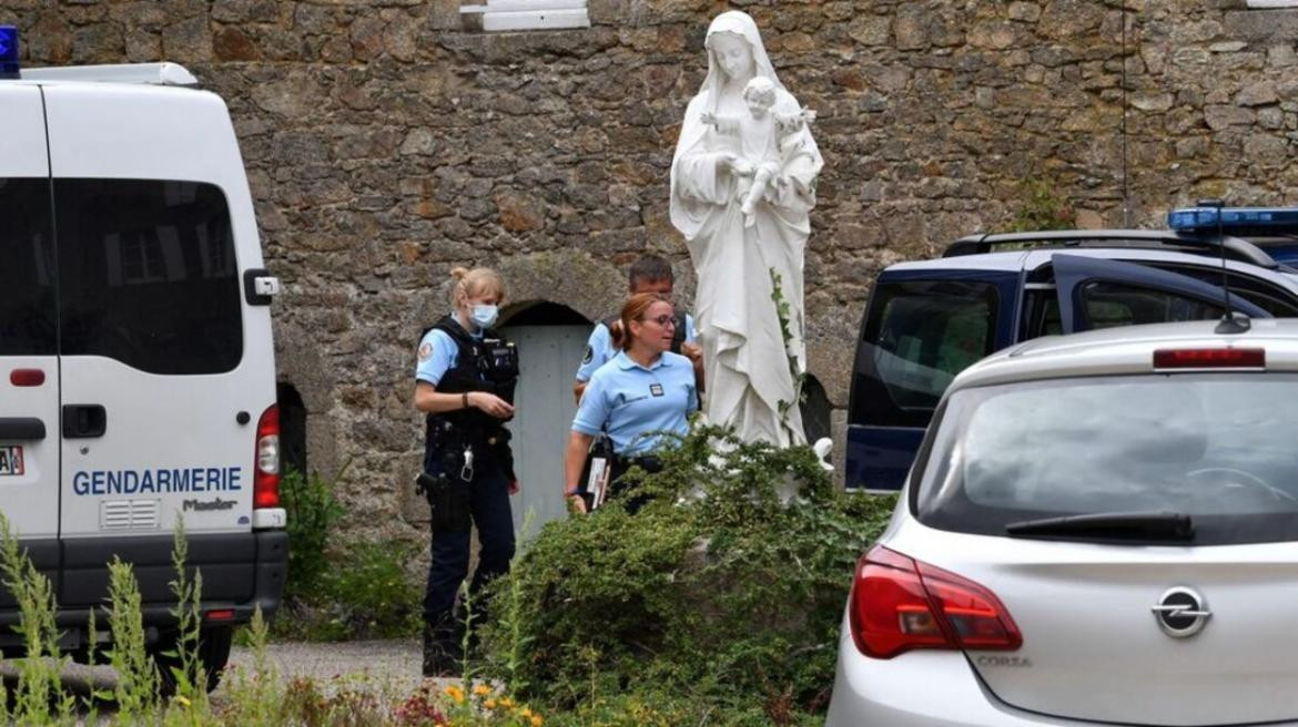 Francia: encontraron asesinado a un sacerdote, sospechan del hombre que incendió una catedral