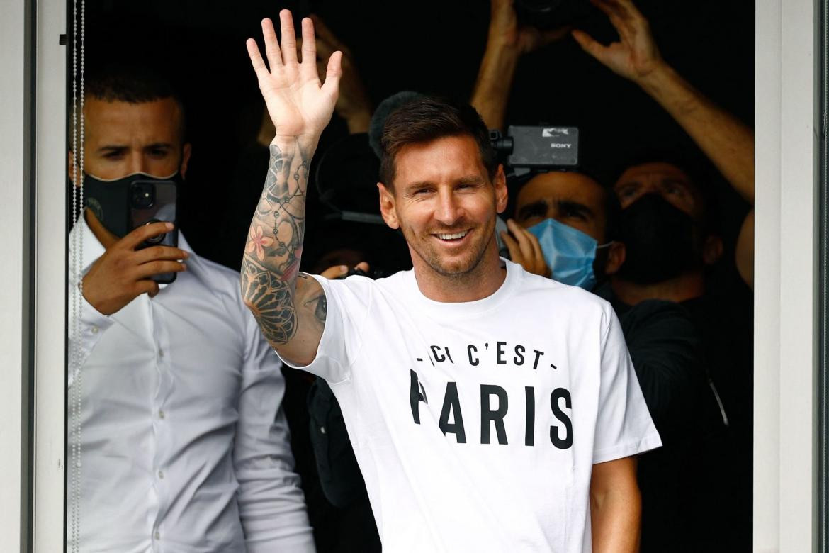 Messi saludando a los hinchas en París 