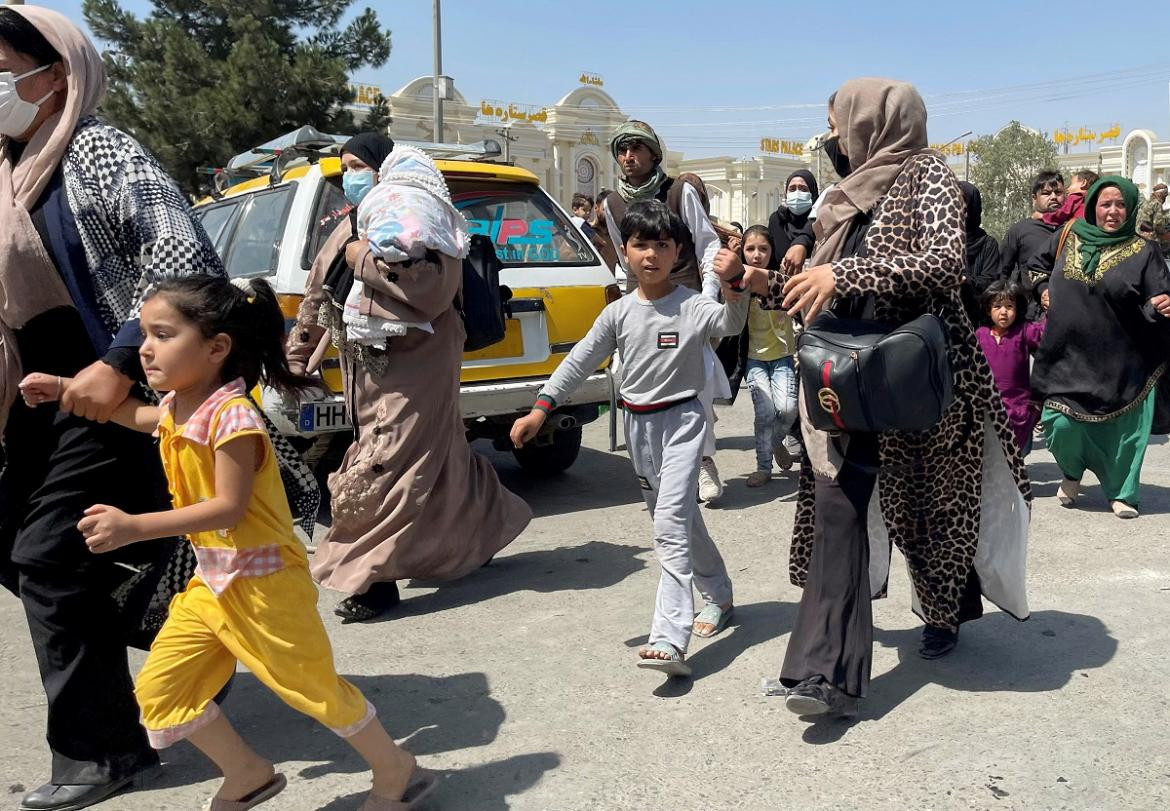 Mujeres y niños abandonan la ciudad de Kabul en Afganistán. Reuters