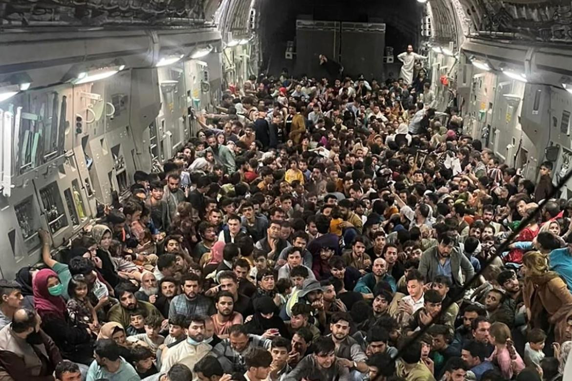640 afganos huyeron en la bodega de un avión militar estadounidense