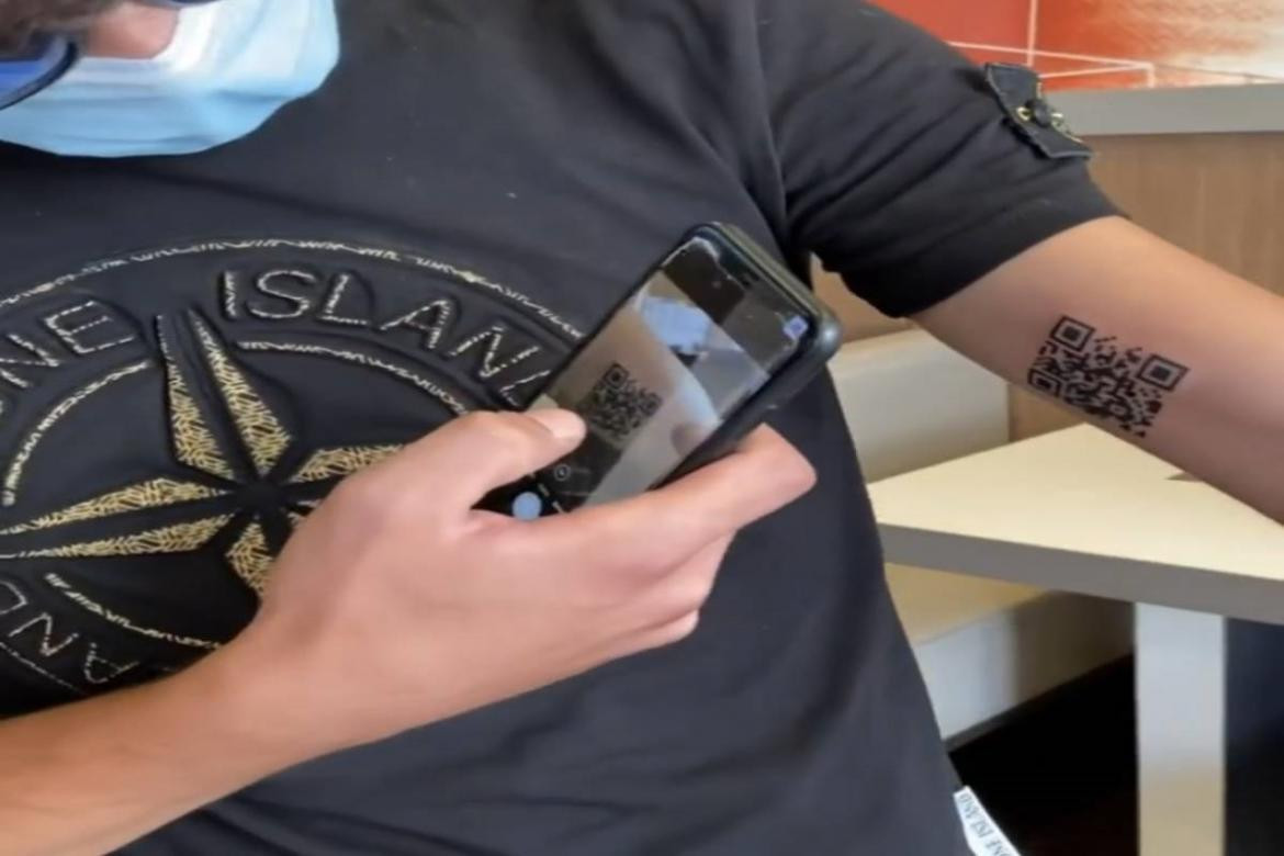 Italiano se tatuo el pasaporte sanitario en el brazo