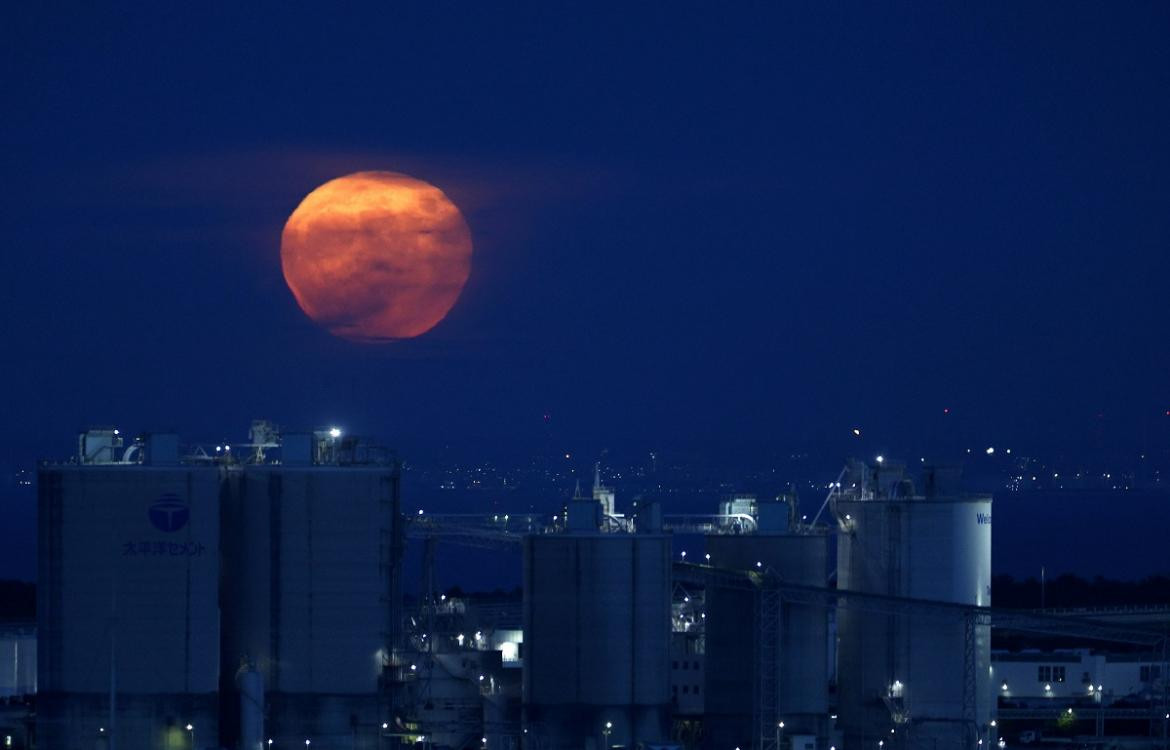Luna llena sobre la ciudad de Tokio en Japón. Reuters