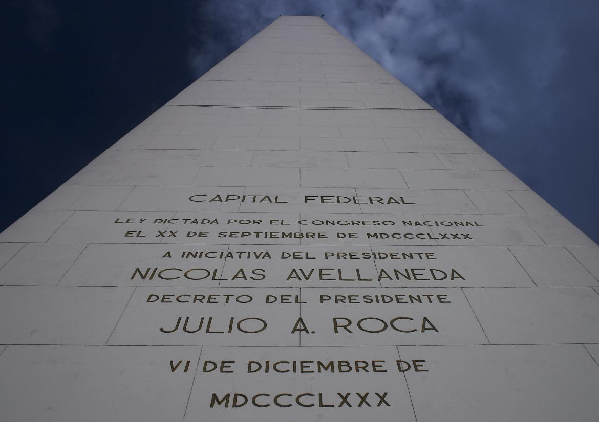 La fachada oeste del obelisco porteño recuerda la federalización de la ciudad