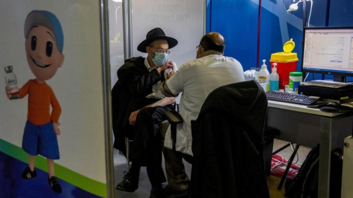 En Israel vacunan a estudiantes en horario escolar ante el aumento de casos