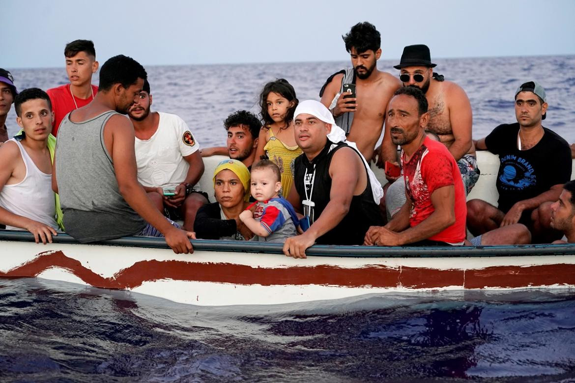 Inmigrantes llegan a costas italianas, Reuters.