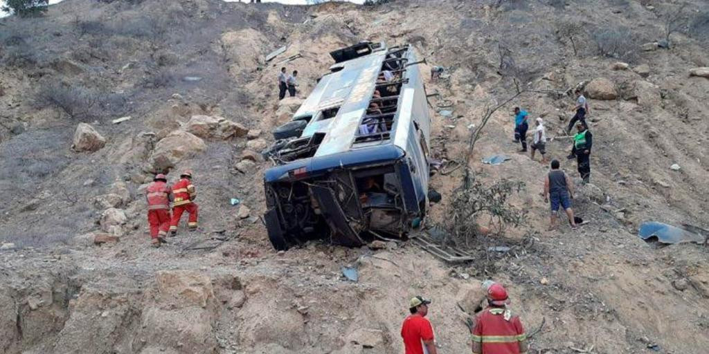 Accidente de autobús en Perú deja 17 pasajeros muertos y 20 heridos