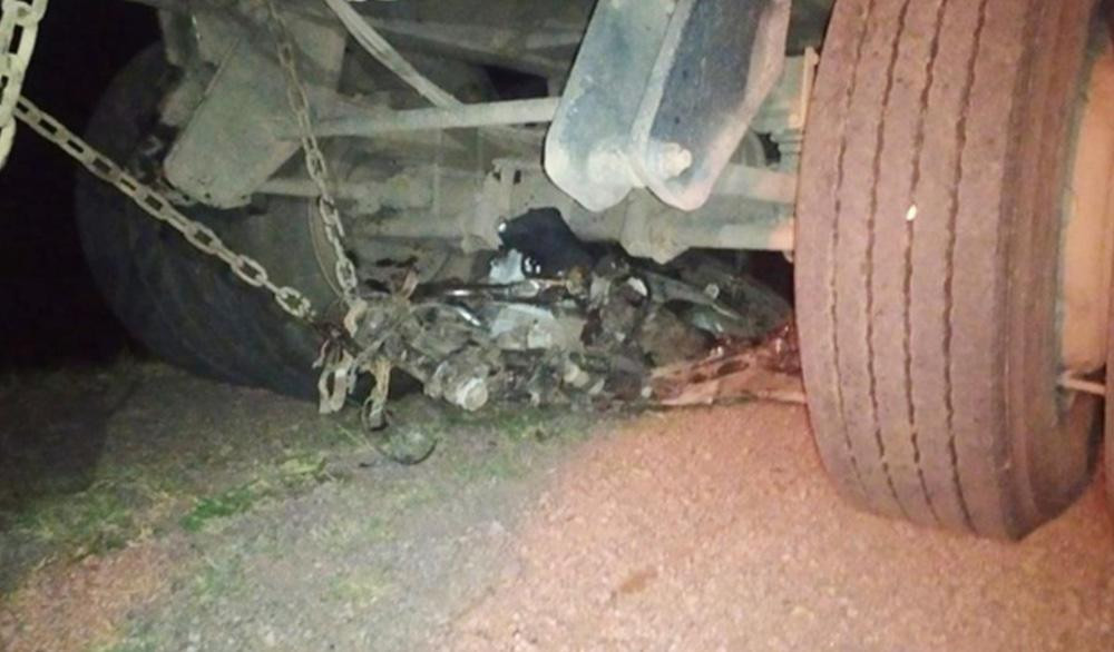 Tragedia en Santiago del Estero, murieron tres jóvenes tras violento choque contra camión, NA	