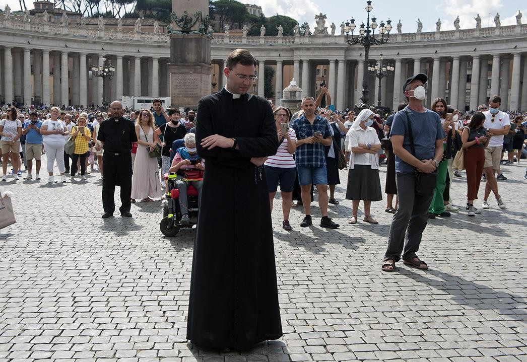 Fieles católicos frente al Vaticano, Roma, Iglesia, Reuters