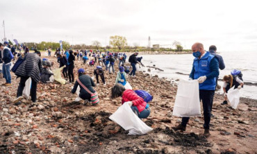 Embajadores europeos limpiaron basura en la costa del Río de la Plata