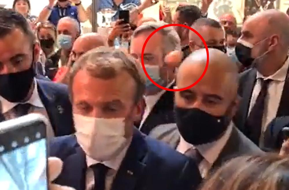Huevazo contra Emmanuel Macron