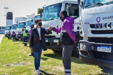 Mayra Mendoza presentó 8 nuevos camiones: “Estamos construyendo el Quilmes limpio que nos merecemos”