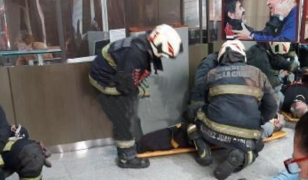 Cayó ascensor en embajada de Venezuela en Argentina, foto Twiter