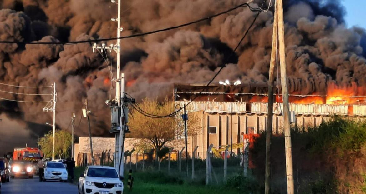 Voraz incendio en el Parque Industrial de Quilmes, NA