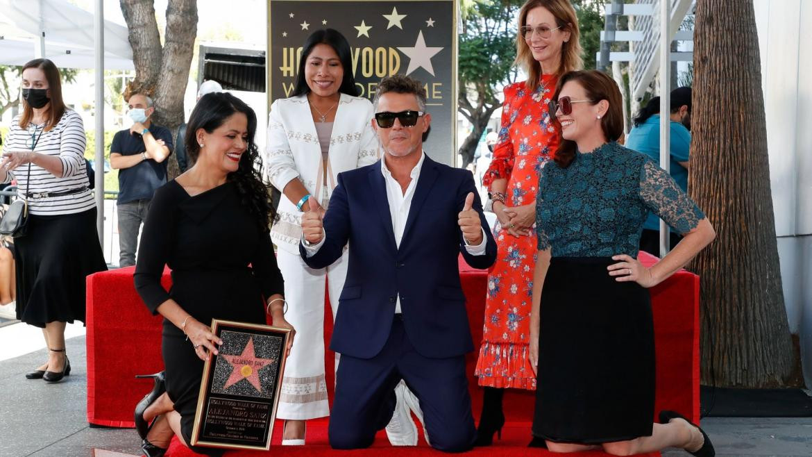 Alejandro Sanz Alejandro Sanz junto a su esposa, la CEO de Universal Music Jody Gerson y la actriz mexicana Yalitza Aparicio, Reuters