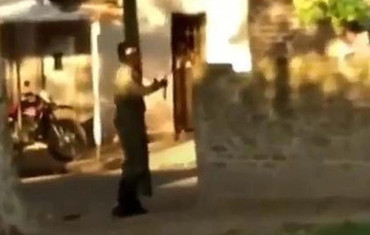VIDEO: hombre enmascarado y armado con una katana amenazó a vecinos en Caseros