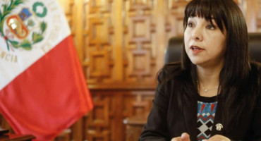 Crisis política en Perú: tras renuncia de todo el gabinete, una mujer asumió como jefa de ministros