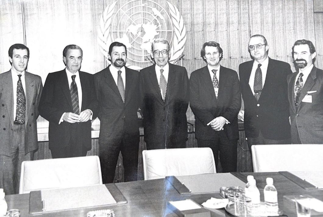 Secretario General de la ONU Boutros Ghali con el Embajador Octavio Frigerio, Secretario de Estado para Cascos Blancos, y su equipo, en Nueva York