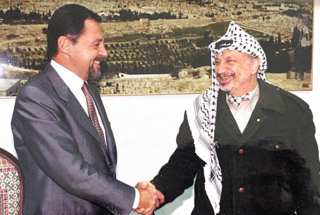 Yasser Arafat recibe al Embajador Octavio Frigerio en Ramallah, en la oficina 