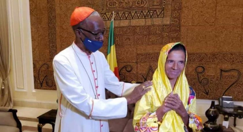 Gloria Cecilia Narváez junto a un religioso de Malí, NA