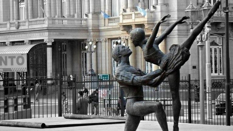 Estatua homenaje a los bailarines del Teatro Colón