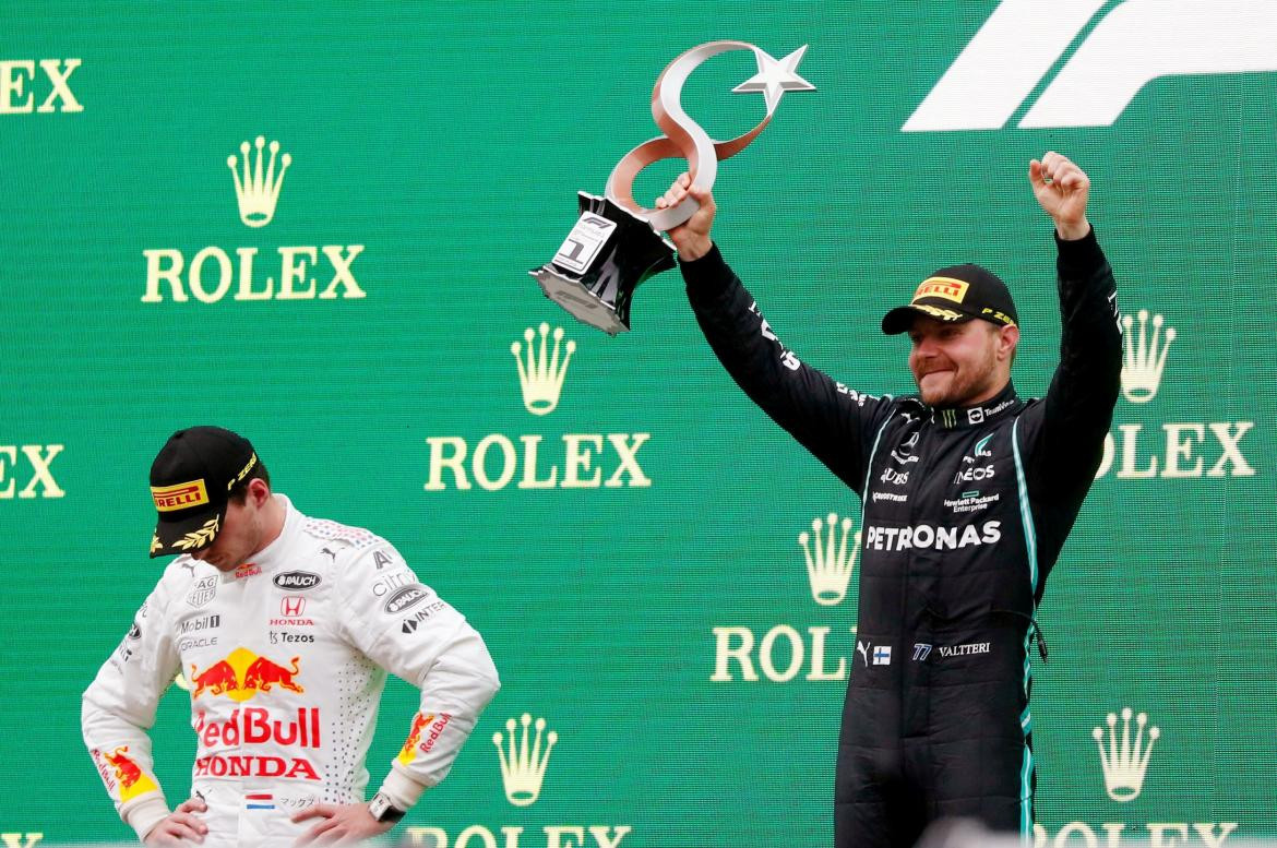Valtteri Bottas celebra con su trofeo de F1, Reuters
