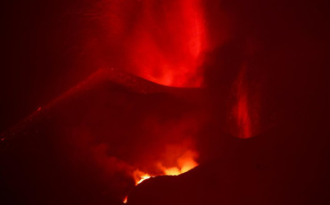 Alarma en España: cuatro semanas de humo, lava y devastación por el volcán de La Palma