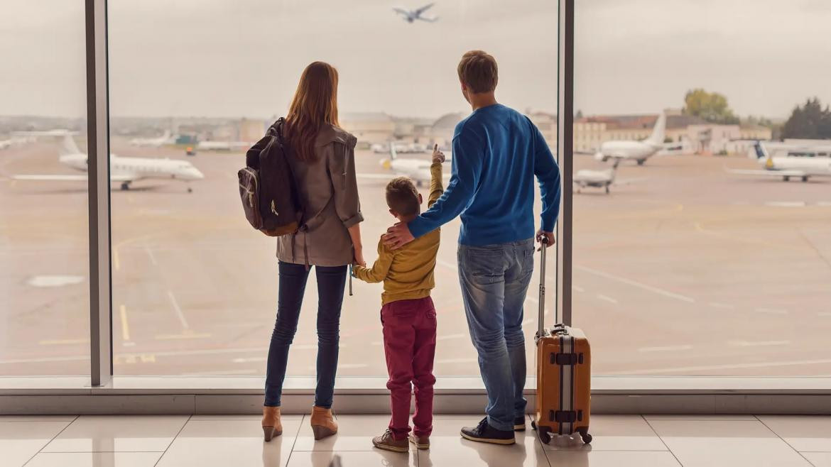 Familia en aeropuerto, niños, viajes 