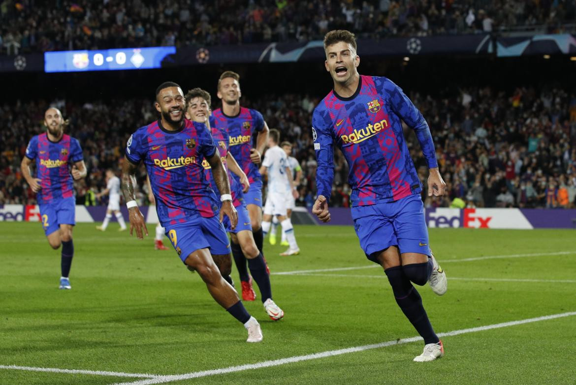 Festejo de Pique para el Barcelona ante Dinamo Kiev por Champions League, REUTERS