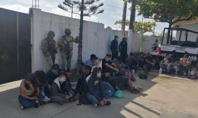México, migrantes hacinados y sin ventilación en un trailer, foto NA
