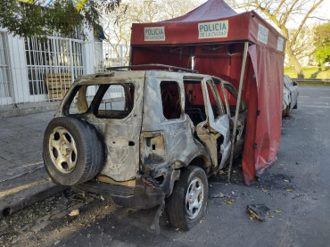 Macabro: hallan a un hombre calcinado en una camioneta en Liniers