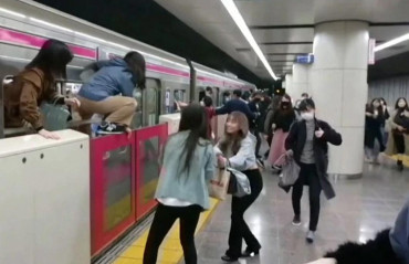 VIDEO de pánico en tren de Tokio: varios heridos tras ataque a puñaladas de hombre vestido de Jocker