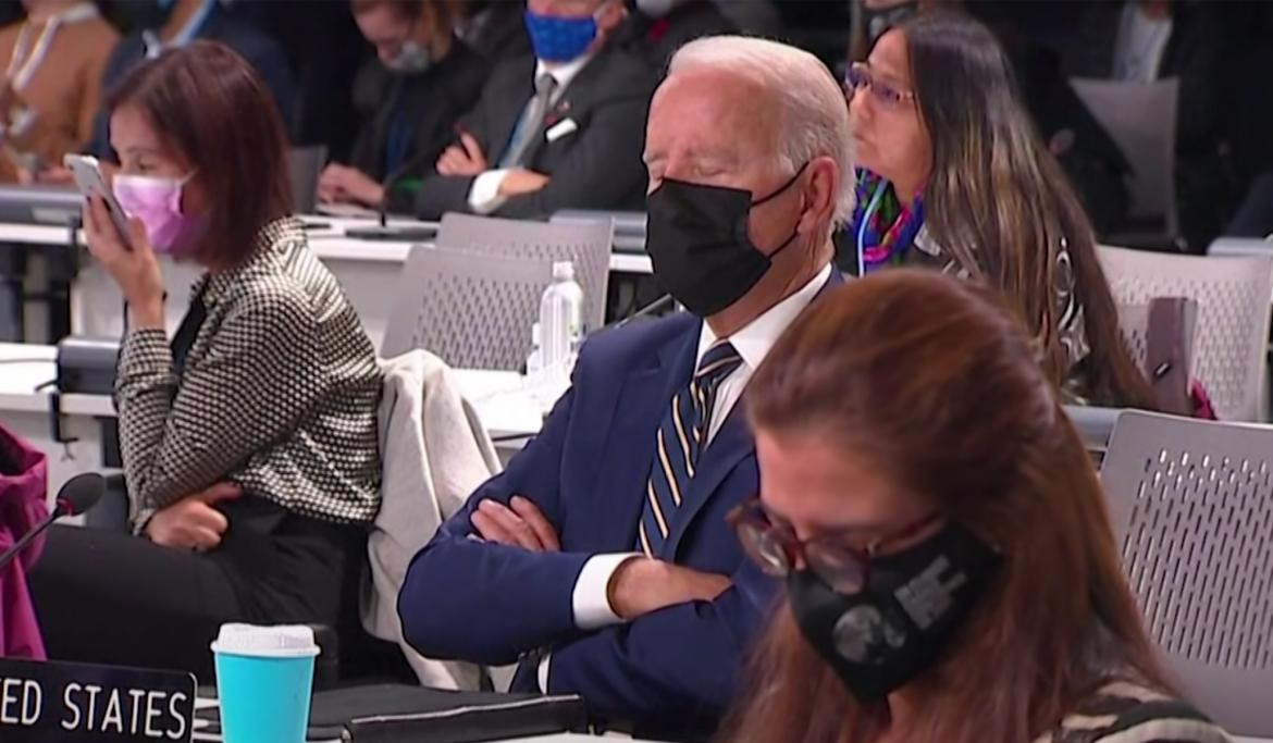 Joe Biden se duerme en la Cumbre del Cambio Climático