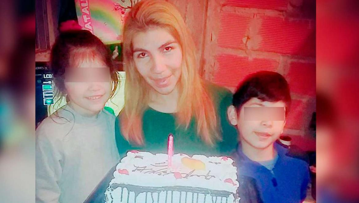 Liliana González, víctima de femicidio, junto a sus hijos
