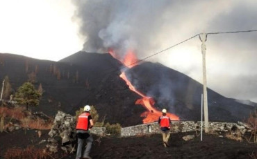 Más drama en La Palma: el volcán Cumbre Vieja obliga a suspender las clases presenciales 